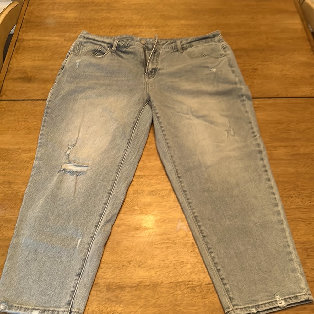 Time and true mid rise mom jeans can be rolled up for just above the ankle nwot